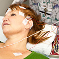 On mesure l'activité électrique du cerveau en utilisant des électrodes reliées au cuir chevelu. On mesure l'activité électrique du cerveau en utilisant des électrodes reliées au cuir chevelu.