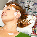 On mesure l'activité électrique du cerveau en utilisant des électrodes reliées au cuir chevelu.