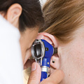 Un examen de l'oreille. Un examen de l'oreille.