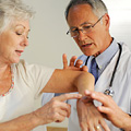 Un médecin effectue un examen physique pour sa patiente. Un médecin effectue un examen physique pour sa patiente.
