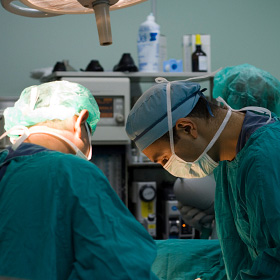 Un patient en train de subir une appendicectomie. Un patient en train de subir une appendicectomie.