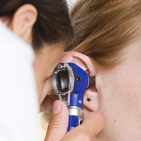 Un examen de l'oreille. Un examen de l'oreille.