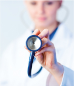 Une médecin tenant un stéthoscope